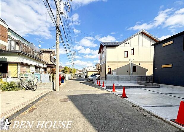 前面道路含む外観・見通しの良い前面道路。車通りも少なく、お子様の通学や愛犬とのお散歩も安心ですね。