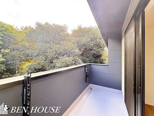 バルコニー・ワイドスパンのバルコニーはご家族のお洗濯もたっぷり干せそうですね。