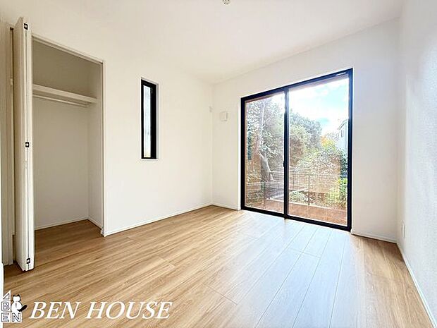 洋室・お好みの家具やインテリアが合わせやすいナチュラルテイストの内装です。