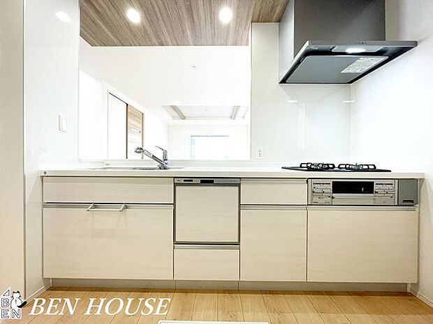 キッチン（同仕様参考写真）・広々としたキッチンは効率よくお料理が出来ます。家族でお料理も楽しめそうです。