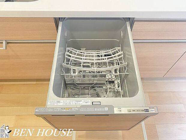 自動食器洗浄乾燥機(同仕様参考写真)・パワフルな洗いで汚れを落としてくれる食洗機。家事の時短になり、ご家族との時間も増えそうですね！