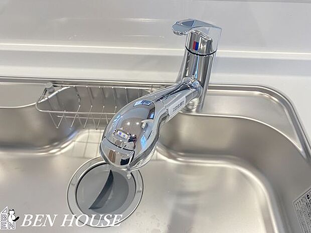 キッチン水栓(同仕様参考写真)・浄水器付の水栓は身体にやさしいお水を使えるので安心してお料理が出来ます。