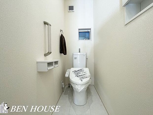 トイレ(同仕様参考写真)・清潔に利用出来るシャワートイレ。トイレットペーパーの使用量を減らす効果もあります。