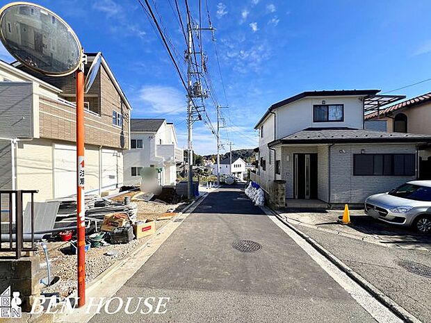 前面道路含む外観・現地周辺は落ち着いた雰囲気の住宅街。家族の帰宅時にも安心出来そうな空間です。