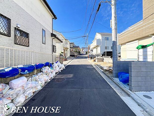 前面道路含む外観・周辺は落ち着いた雰囲気の住宅地です。小さなお子様がいるご家庭も安心です。