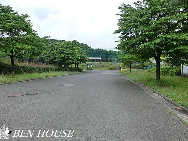 上管田東部公園 徒歩8分。天気のいい日はお弁当を持ってきて、ピクニック気分も楽しめます。 580m