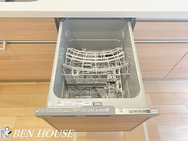 自動食器洗浄乾燥機(同仕様参考写真)・パワフルな洗いで汚れを落としてくれる食洗機。家事の時短になり、ご家族との時間も増えそうですね!