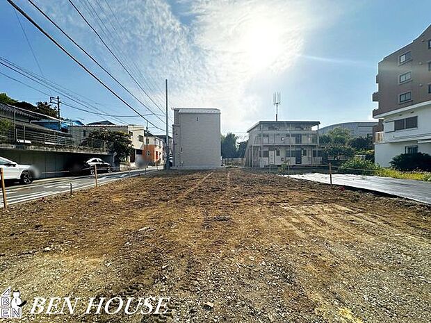 ビルドインガレージ・併設ガレージがあることで車の出し入れがスムーズ。雨の日も快適で、荷物の積み下ろしや週末のメンテナンスが楽に行えます。