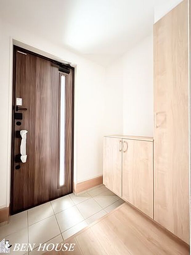 玄関・シューズボックス付きで家族の靴もスッキリ収納できます。またゆっとりとした広さの玄関ホールのためお出かけもスムーズです。