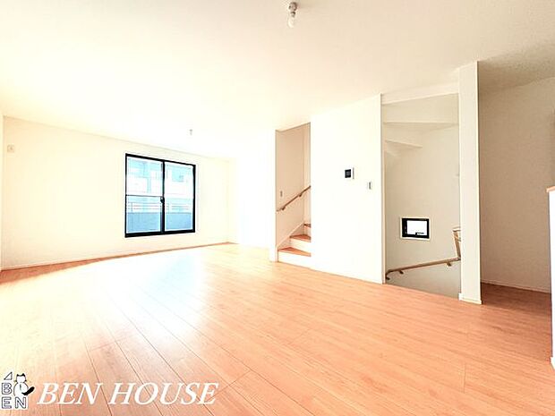 リビング・ご家族の帰宅が確認しやすいリビング階段のある間取り。自然と顔を合わせることができる、子育てに配慮された設計です！