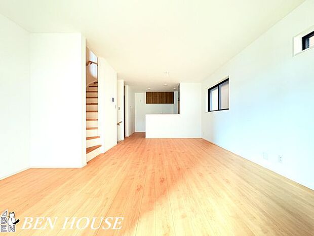 リビング・人気の対面キッチンを採用した広く開放的なＬＤＫ。対面キッチンでリビングを伺いながらお料理できます。