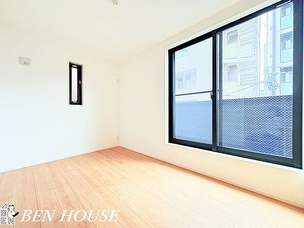 寝室・大きな窓のある寝室は太陽の光で起床出来るのですっきり朝を迎えられそうです