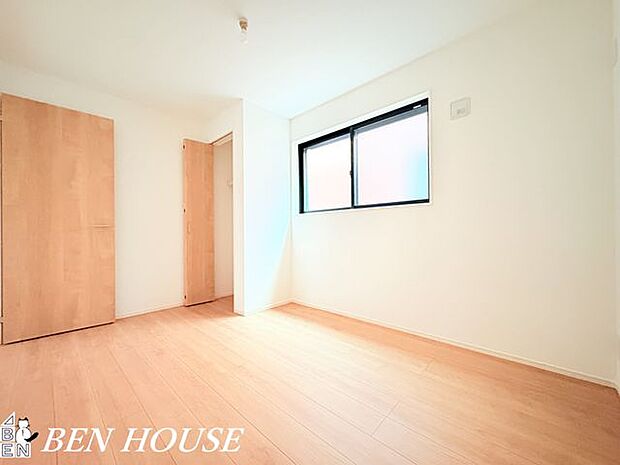 子供部屋・お子様の成長にも欠かせない日差しがたっぷり入るお部屋です。おもちゃや学校の道具もすっきりと片付けられるクローゼット付で、成長と共にどんどん荷物が増えても安心！