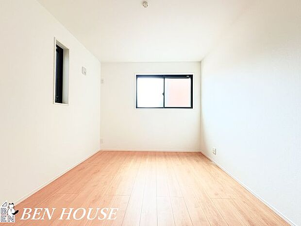 洋室・2面採光の居室は快適な光を取り入れ、心地よい風を取り入れます。収納スペースもあり、ゆったりと過ごせるお部屋です。