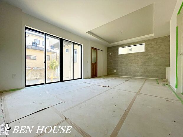 リビング・大きな窓から柔らかな光が差し込む明るいリビング。ゆとりある間取りで、家族の団らんが自然に生まれる心地よい空間です。