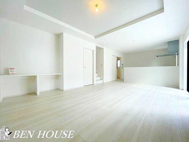 リビング・明るい光が差し込むリビングは家族が自然と集まる心地よい空間。落ち着いた色合いの内装で、リラックスできる空間です。