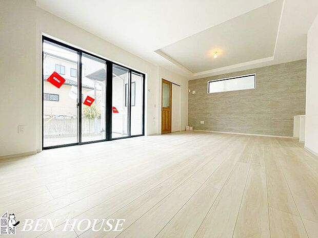 リビング・木のぬくもりを感じるナチュラルなリビング。素材感とやわらかな光が調和し、家族みんながリラックスできる穏やかな生活シーンを演出します。