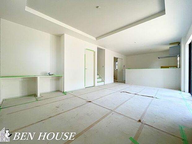 リビング・テレビやソファを置いても余裕のあるリビングは家族が集まってコミュニケーションもとりやすいです。