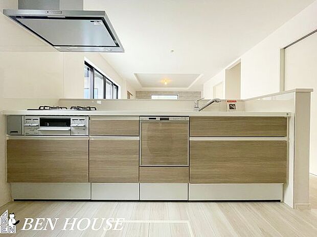 キッチン・キッチンは人気の対面式で、お料理中も室内が見渡せ、家族との会話も増えますね。また家事の時短にもなる食洗機付きです。