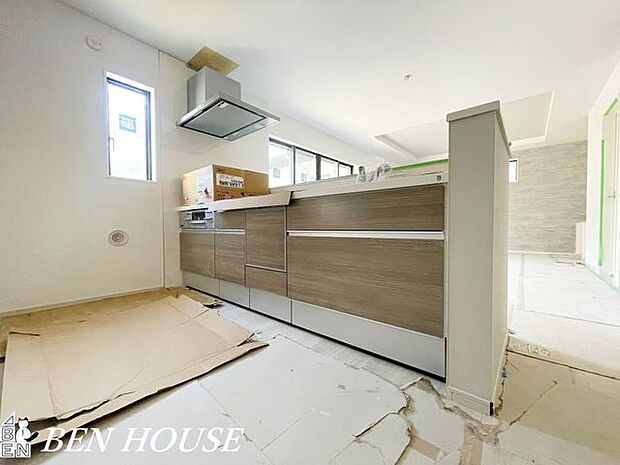 キッチン・明るく開放的な対面式キッチンはオープンな空間だからお料理をしながらでも家族との会話が楽しめます。