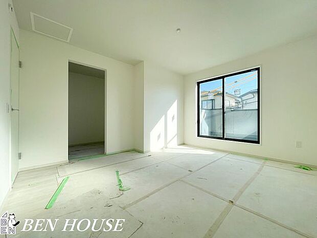 寝室・大きな窓のある寝室は太陽の光で起床も出来るのですっきり朝を迎えられそうです。大きなカーテンも楽しめます！