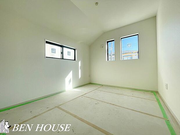 子供部屋・明るい採光とやわらかな内装が心地よい子ども部屋。収納や学習スペースを確保し、成長に合わせて使い方を変えられる設計です。