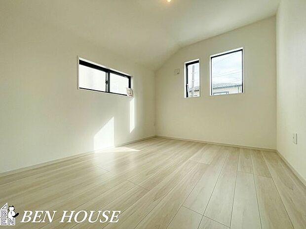 子供部屋・明るい採光とやわらかな内装が心地よい子ども部屋。収納や学習スペースを確保し、成長に合わせて使い方を変えられる設計です。