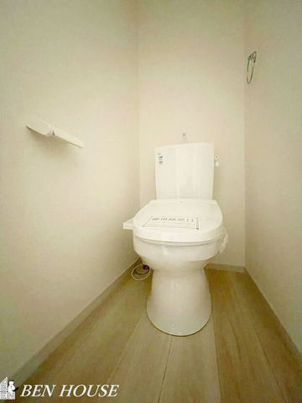 トイレ・温水洗浄便座を備えたトイレで、快適さと清潔さを両立。明るい色調の内装が清潔感を高め、リラックスできる時間を大切にします。