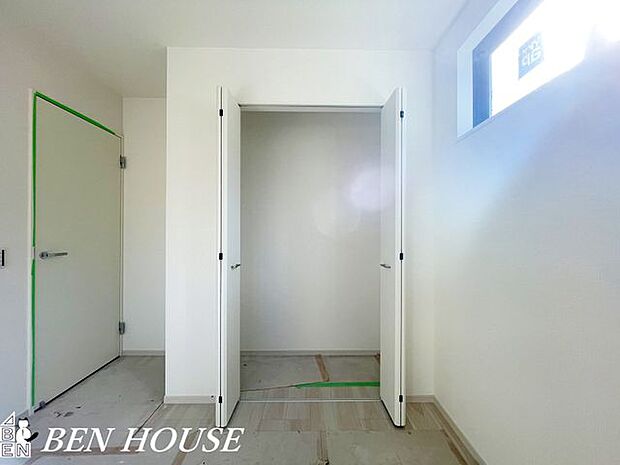 クローゼット・扉付きで見た目もすっきりするクローゼットは、ホコリを防ぎつつ使いやすさを重視した設計で家族の持ち物管理に便利です。