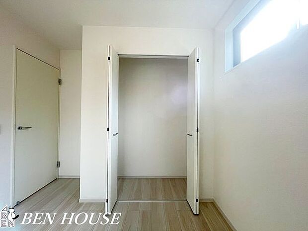 クローゼット・収納家具を置かずに衣類を収納できるのでお好みのインテリアを楽しみやすい空間です。