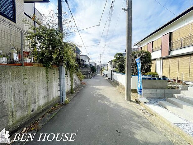 前面道路含む外観・通行量が少ない前面道路により、静かな雰囲気を保ちやすい住まいです。穏やかな街並みと調和し、生活のストレスを減らす心地よい環境が広がります。