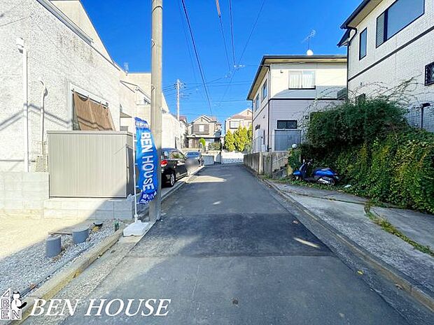 前面道路含む外観・ゆったりした前面道路に面した住宅地。近くに緑あふれる公園が点在し、週末の散歩も気軽に楽しめます。