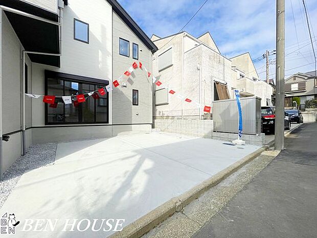 カースペース・2台分のカースペース付き。日常的に車を使う方やバイクをお持ちの方、来客の多い方も安心です。