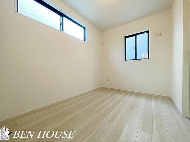 洋室・コンパクトながら動線が良く収納が工夫された洋室は、効率的なレイアウトで毎日の暮らしをすっきり整える設計です。