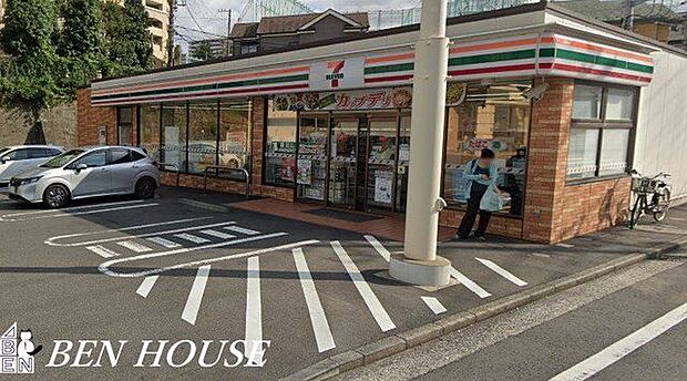 セブンイレブン横浜永田台店 徒歩9分。時間がない時にさっと寄れて便利なコンビニ。 680m