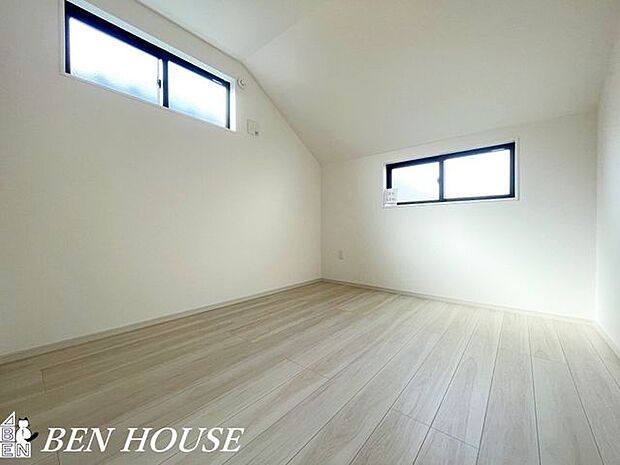 洋室・採光と通風に配慮した角部屋の洋室は開放感があり、家具やグリーンが映える落ち着いた住まいを演出します。