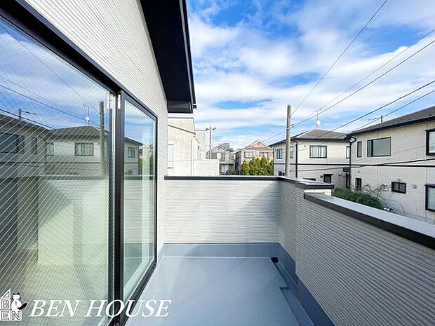 眺望・夕焼けを望むバルコニーは一日の締めくくりに最適。仕事帰りに静かに佇みながら、心がほどける穏やかな時間が流れます。