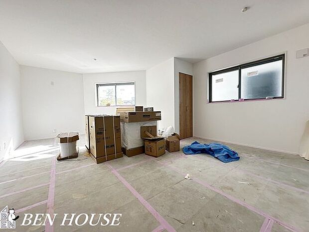 リビング・柔らかな陽射しが差し込む、居心地のよいリビング。おうち時間を豊かにしてくれる温もりのある空間です。