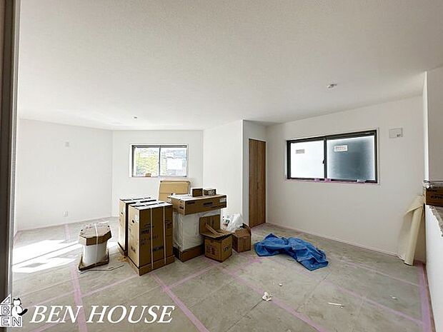 リビング・広々としたリビングは、食事や団らんなど家族の中心に。自然光が心地よく差し込み、開放感あふれる空間です。