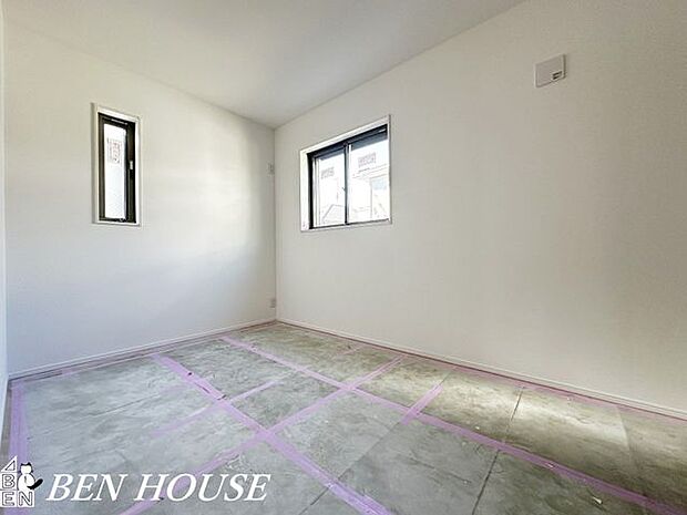 子供部屋・ナチュラルな素材感の内装が安心感を与える子ども部屋。安全性に配慮した設備で、小さなお子さまのいる家庭にも適した空間です。