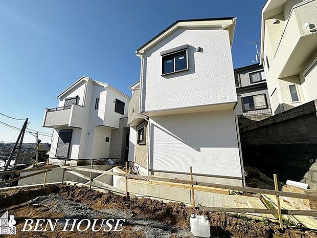 外観・教育環境が充実したエリアで、子育て世帯からも人気の立地です。整った街並みの中で外観が上品に映えます。