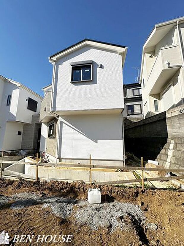 外観・スーパーや公園が近く、子育てと暮らしのバランスがとりやすいエリアです。外観も景観に馴染み、心地よさを添えます。