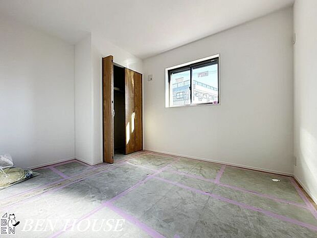 洋室・コンパクトながら動線が良く収納が工夫された洋室は、効率的なレイアウトで毎日の暮らしをすっきり整える設計です。