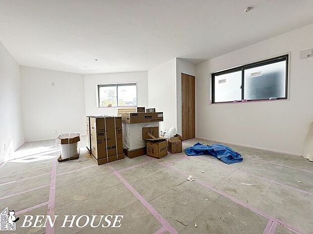 リビング・柔らかな陽射しが差し込む、居心地のよいリビング。おうち時間を豊かにしてくれる温もりのある空間です。