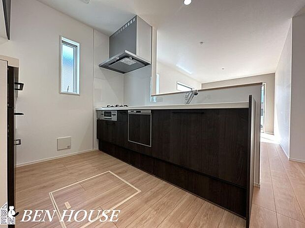 キッチン(同仕様参考写真)・広々としたキッチンは効率よくお料理が出来ます。家族でお料理も楽しめそうです。