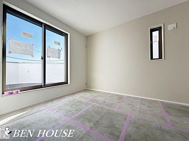 寝室・大きな窓のある寝室は太陽の光で起床も出来るのですっきり朝を迎えられそうです。大きなカーテンも楽しめます!