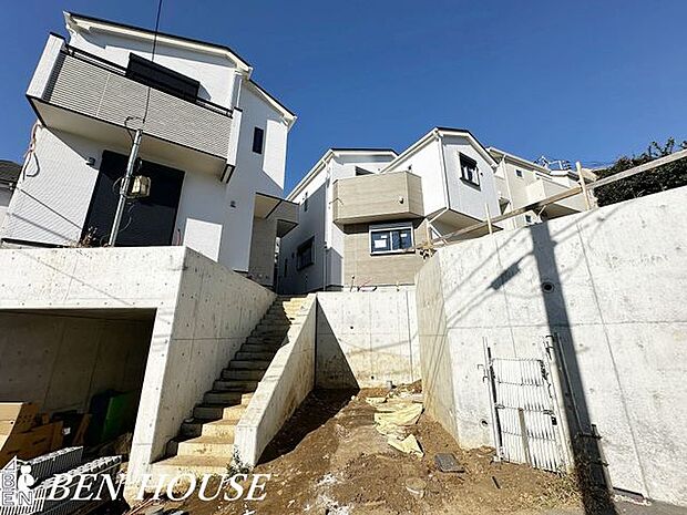 外観・都会的で洗練された外観が目を引く戸建。コンパクトながら無駄のない間取りと採光計画で、開放感と落ち着きを両立した居心地の良さを叶えます。