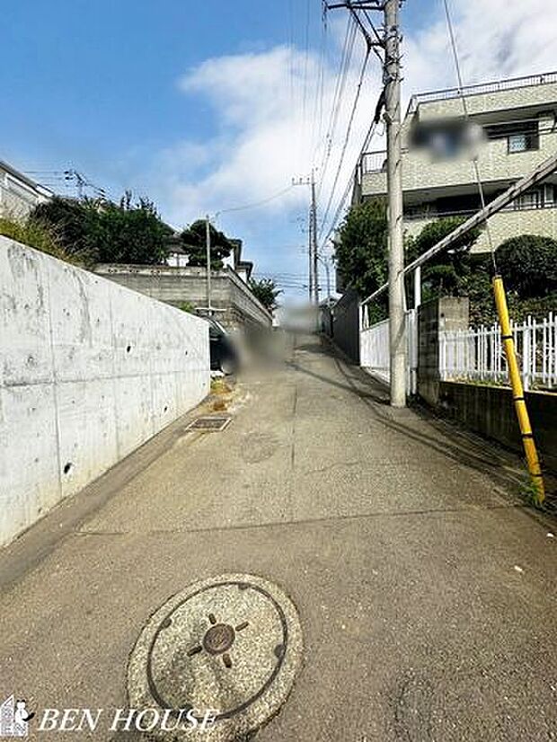 前面道路含む外観・前面道路は幅員がゆったりとした静かな通り。周辺に公園や買い物施設が揃い、子育てや日常使いに便利で落ち着いた暮らしが叶います。