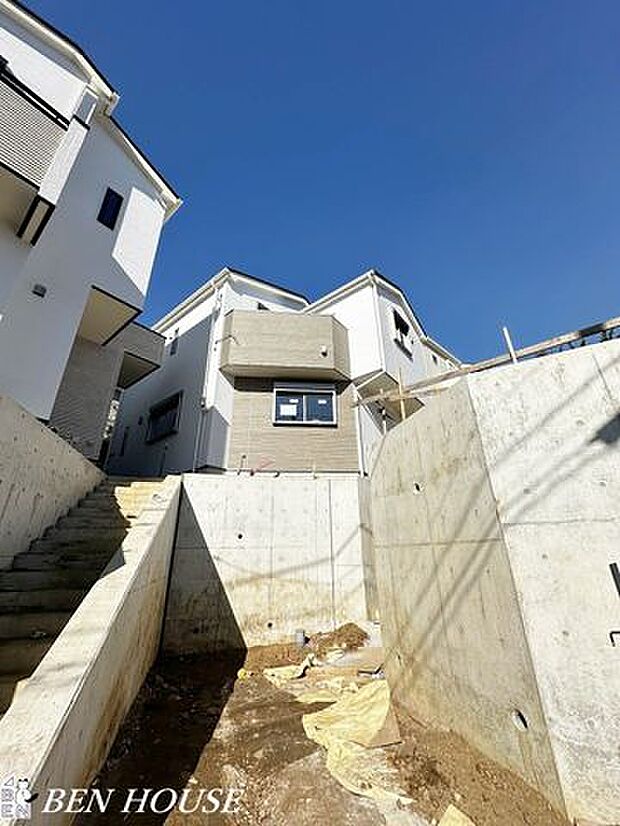 駐車場・お車ご利用の際に嬉しいカースペース付き。お掃除もしやすくいつでもキレイに利用できます!