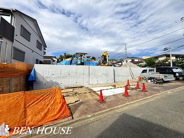 外観・シンプルなラインと上質な素材感が調和する戸建。前面道路との動線を考えた配置で、暮らしやすさを重視した機能的な外観デザインです。